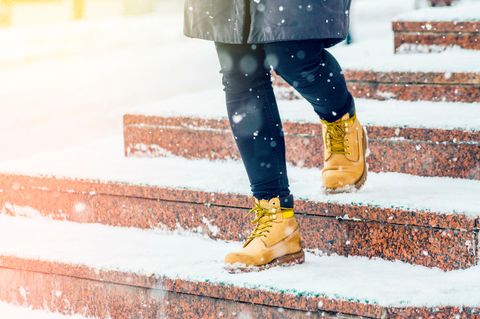 Person geht eine Treppe herunter