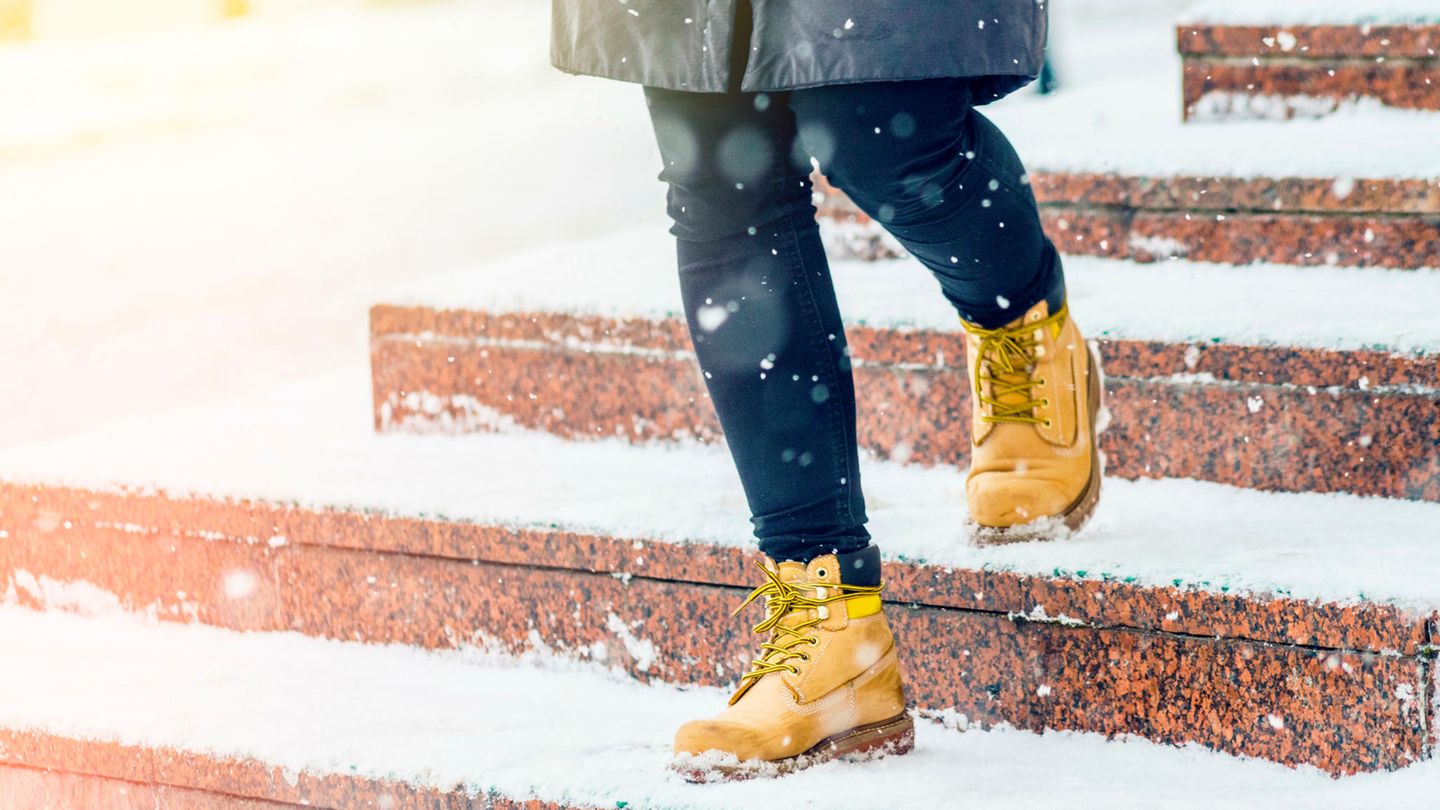 Person geht eine Treppe herunter  Person geht eine Treppe herunter