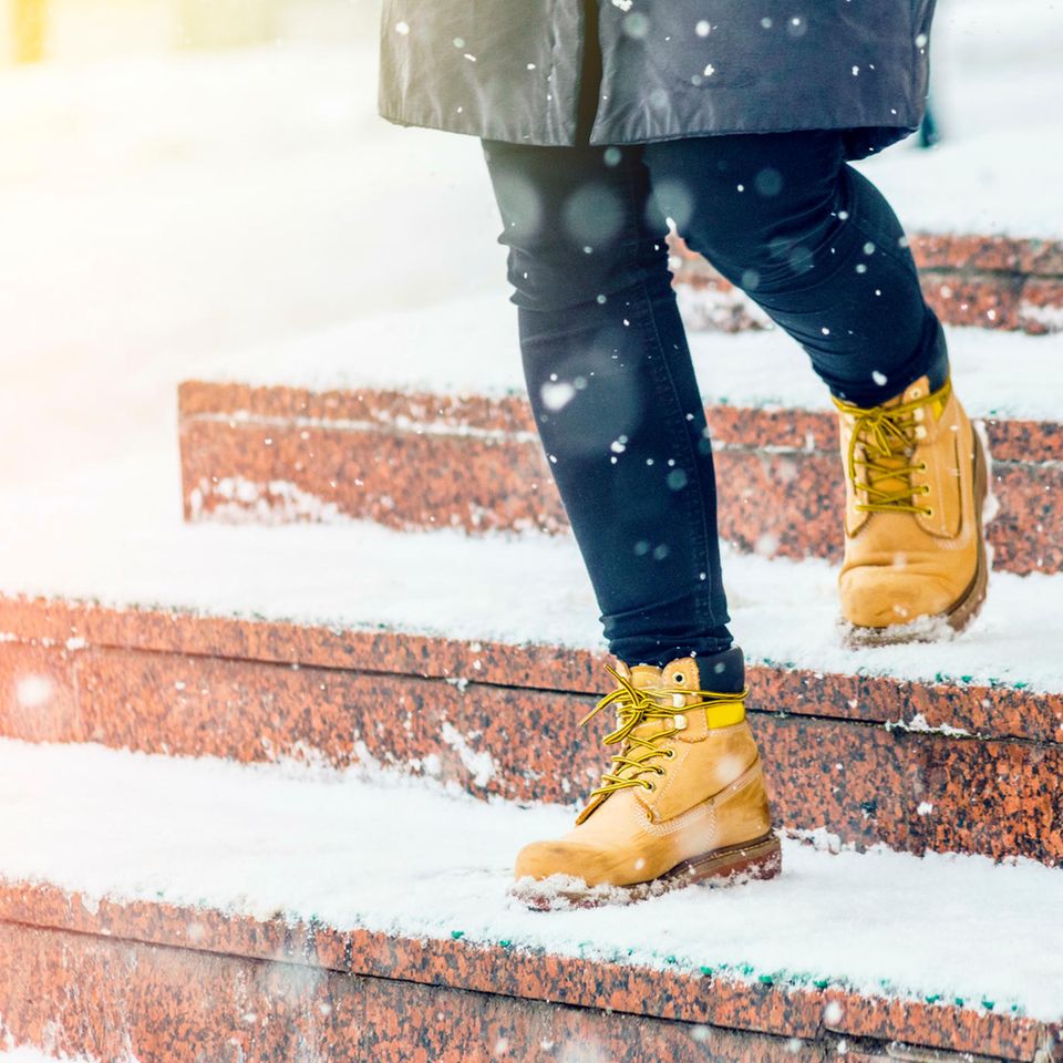 Person geht eine Treppe herunter