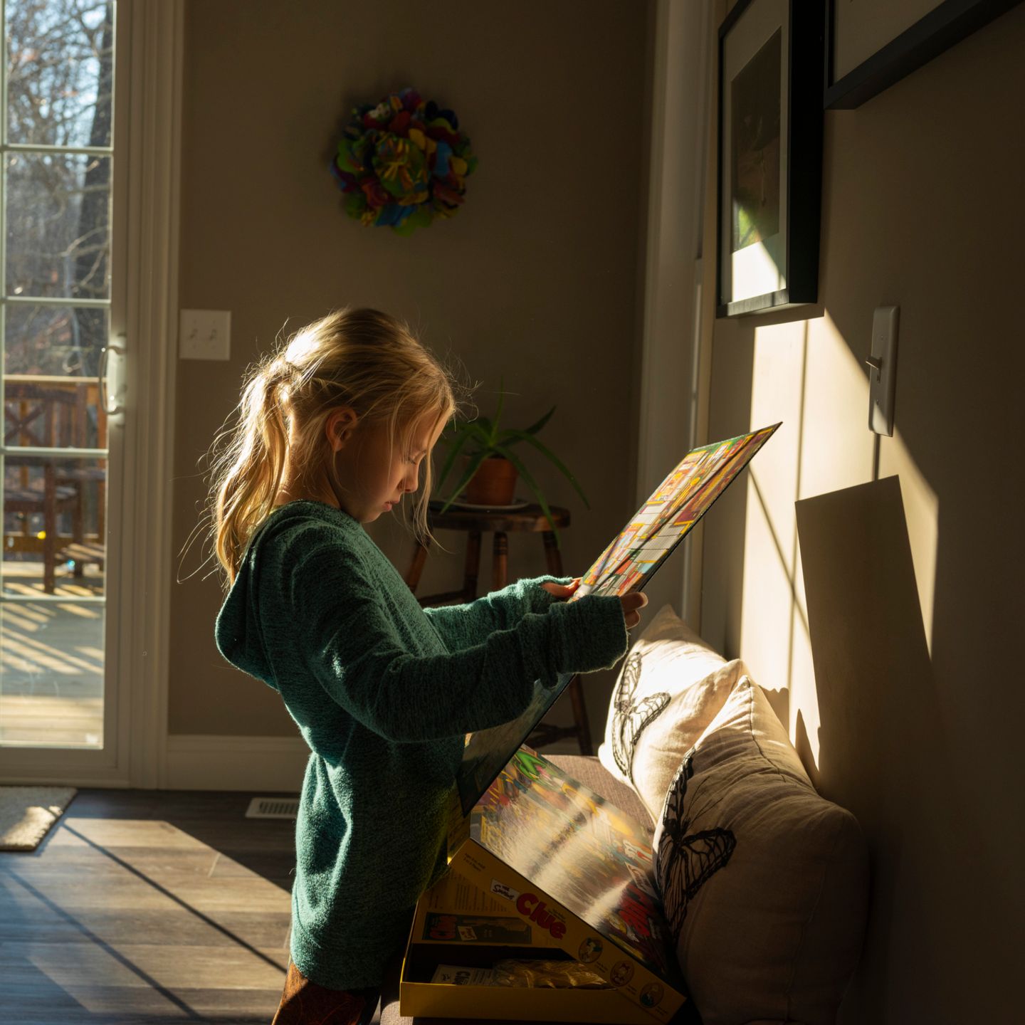 Mädchen schaut sich ein Brettspiel an