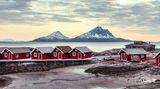 Rot-weiße Häuschen von Stokkvågen, Norwegen