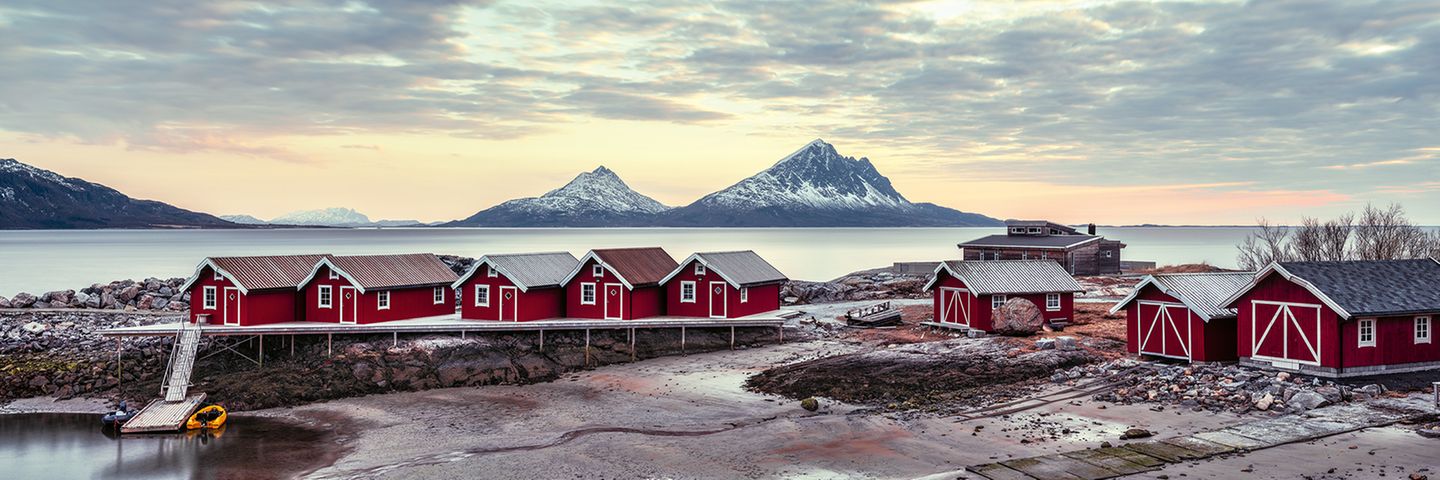 Rot-weiße Häuschen von Stokkvågen, Norwegen