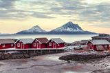 Rot-weiße Häuschen von Stokkvågen, Norwegen