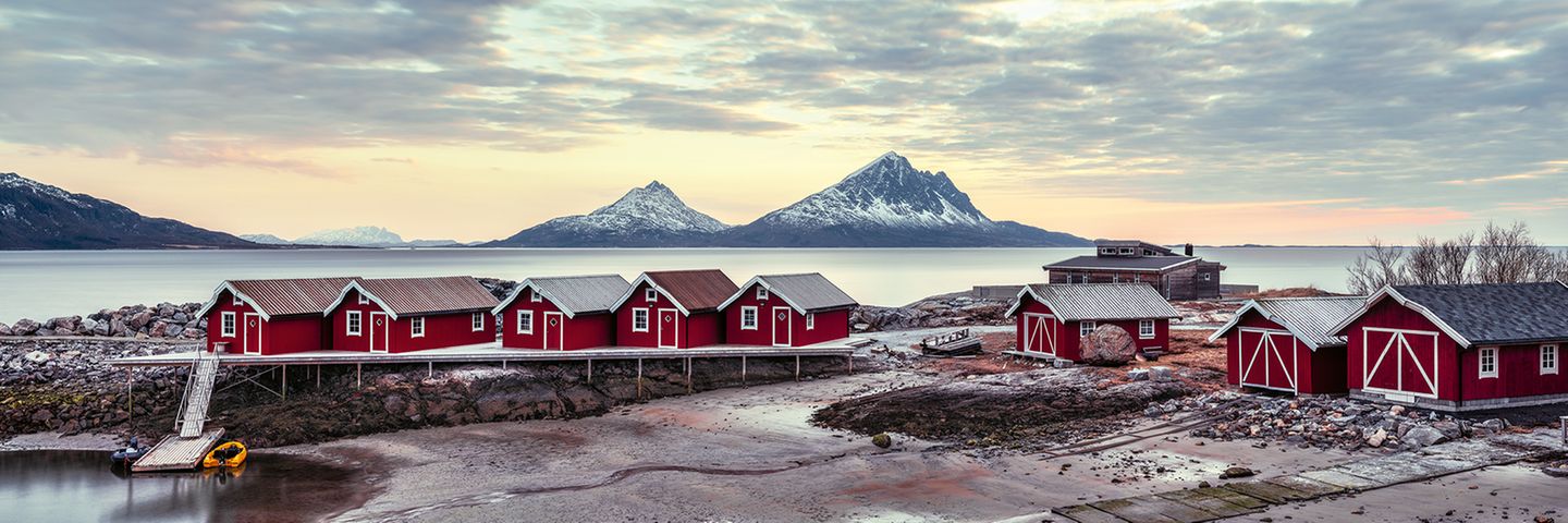 Ruhe pur in Stokkvågen, Norwegen Rot-weiße Häuschen von Stokkvågen, Norwegen