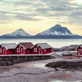Rot-weiße Häuschen von Stokkvågen, Norwegen