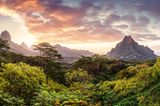 Pastellfarbene Wolken über dem Mont Rotui, Französisch-Polynesien