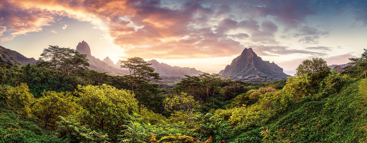 Pastellfarbene Wolken über dem Mont Rotui, Französisch-Polynesien