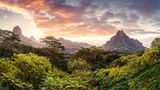 Pastellfarbene Wolken über dem Mont Rotui, Französisch-Polynesien
