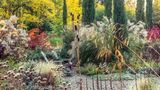 Dieser vom Landschaftsdesigner Peter Janke entworfene Kiesgarten beweist eindrucksvoll, wie Grünanlagen sogar in der kalten Jahreszeit begeistern können. Hier sprießt auch im Herbst so einiges: Feder- und Lampenputzergras, Perückensträucher, Golddistel, Elfenbein-Mannstreu, Wilde Karde, Prachtkerzen und Chinaschilf. Die überragende Rolle dabei, im wahrsten Sinne des Wortes, spielen Mittelmeer-Zypressen. Alles in allem ein Spiegel saisonaler Vielfalt