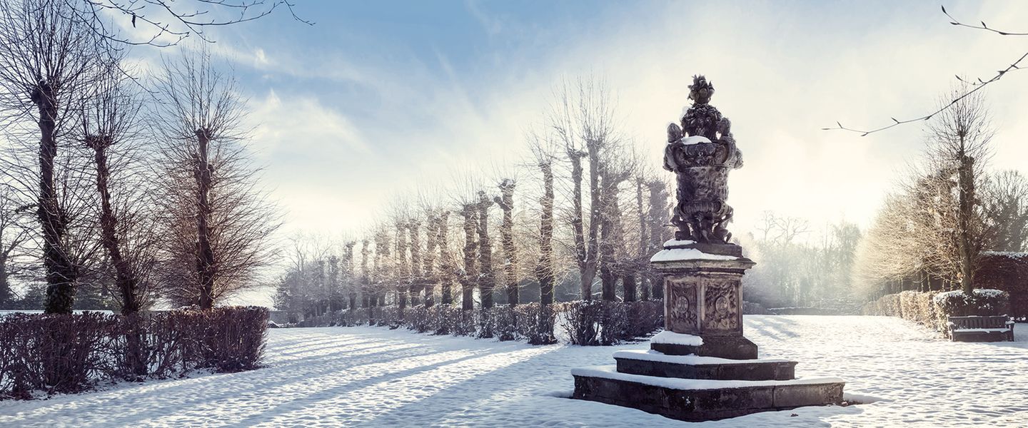 Zu den kostbarsten Gartenanlagen des Königreichs gehören die "Melbourne Hall Gardens". Angelegt von 1696 bis 1706, erstaunen sie noch heute mit ihren Avenuen, Springbrunnen und Figuren. Die "Jahreszeitenvase" des flämischen Bildhauers John Nost aus dem Jahr 1705 gilt als eine der schönsten Skulpturen. Ein Winterspaziergang von hier rund um das zugehörige Herrenhaus lohnt sich. Besonders, wenn dabei Schnee unter den Füßen knirscht