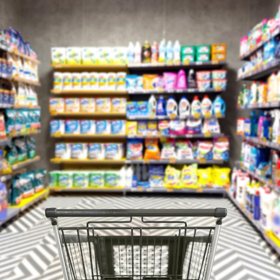 Einkaufswagen im Supermarkt