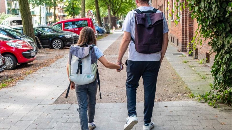 Das Duo auf der Suche nach dem nächsten Ort, um Bilder aufzuhängen. 