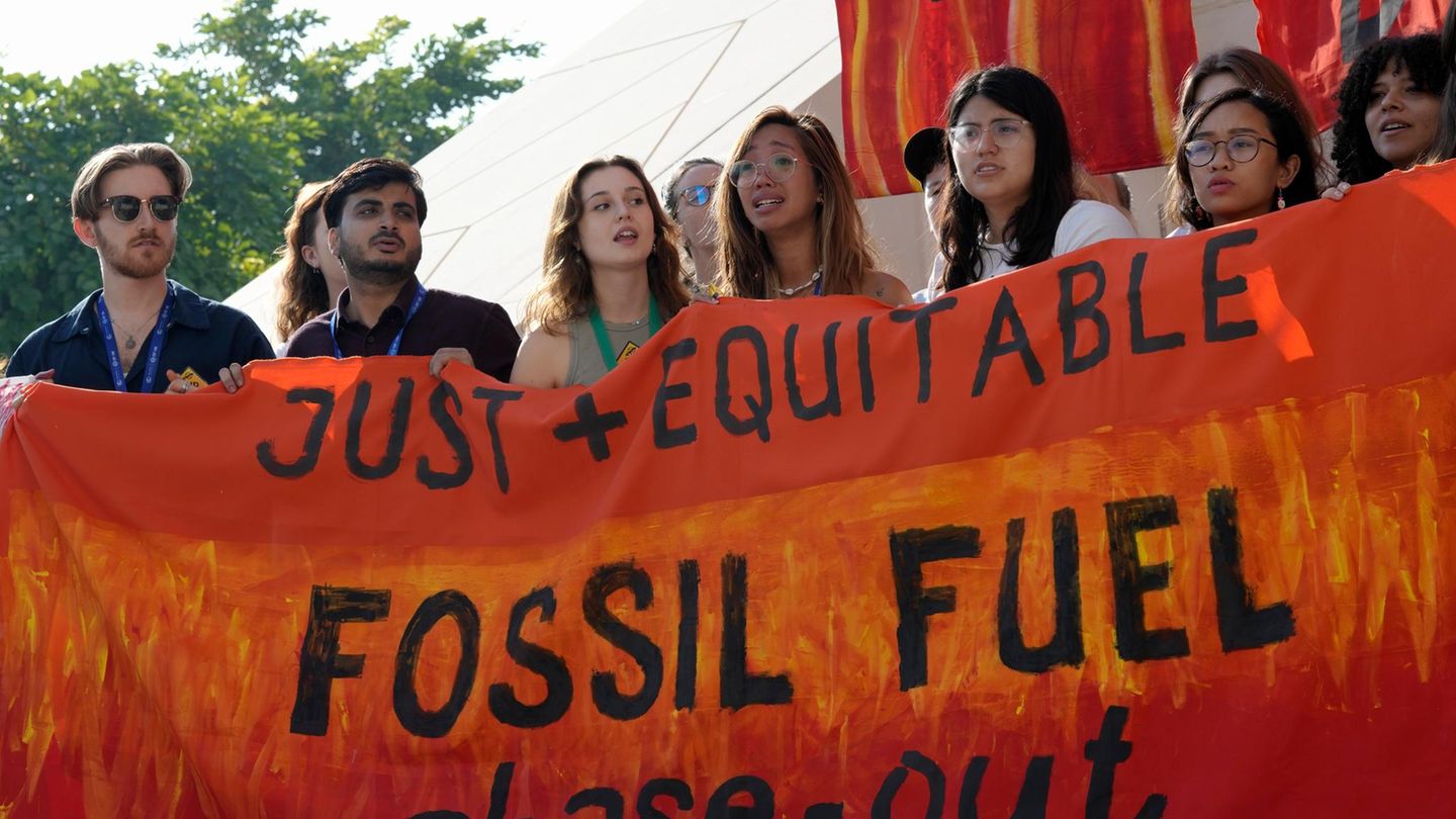 Demonstrierende, mehr als 100 Staaten und Umweltorganisationen hatten einen Ausstieg ("phase out") aus der fossilen Energie gefordert. Doch der ist in der Abschlusserklärung der Klimakonferenz nicht festgehalten