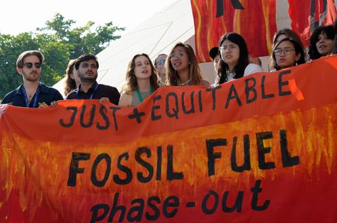 Demonstrierende, mehr als 100 Staaten und Umweltorganisationen hatten einen Ausstieg ("phase out") aus der fossilen Energie gefordert. Doch der ist in der Abschlusserklärung der Klimakonferenz nicht festgehalten