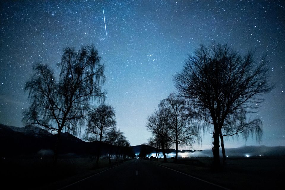 Eine Sternschnuppe ist während des Geminiden-Meteteorstroms zu sehen  1.5004