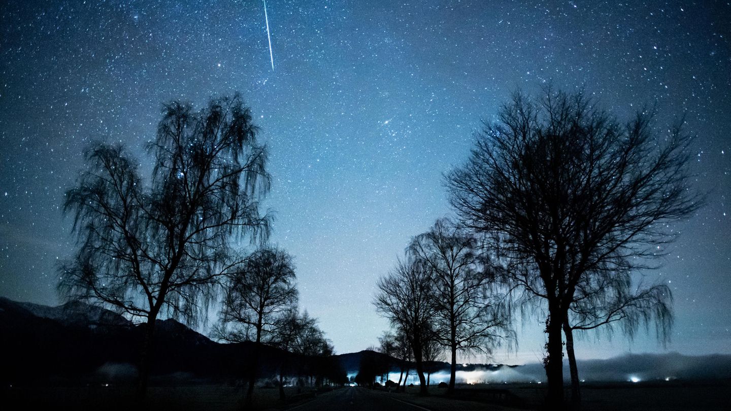 Eine Sternschnuppe ist während des Geminiden-Meteteorstroms zu sehen
