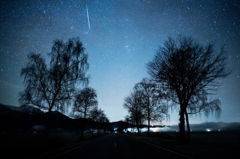 Eine Sternschnuppe ist während des Geminiden-Meteteorstroms zu sehen