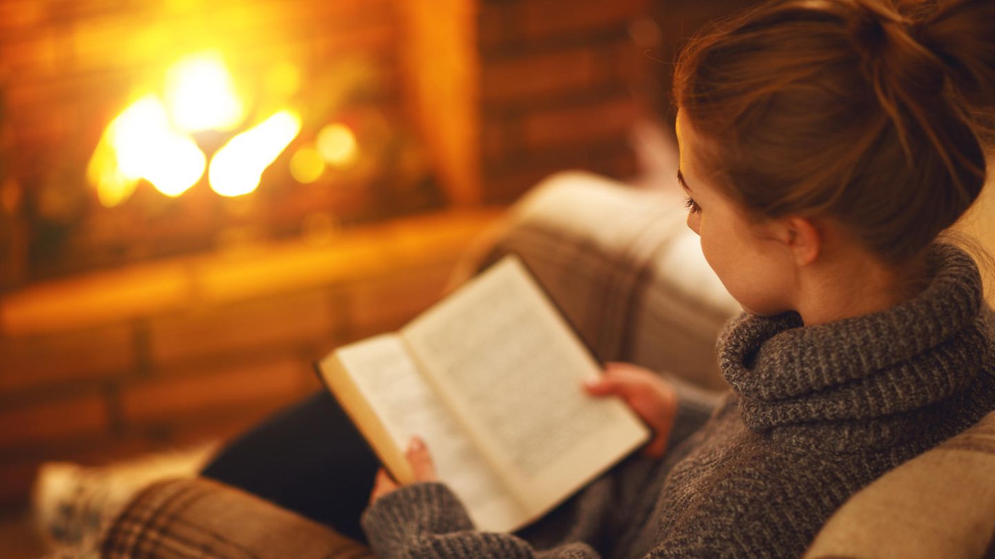 Frau sitzt auf dem Sofa und liest