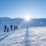 Skifahrende Familie auf der Piste