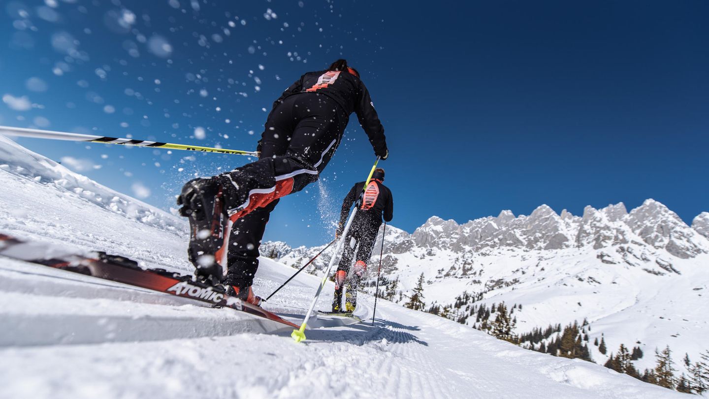 Naturschnee garantiert: Hochkeil, Dienten, Salzburger Land Zwei Skilangläufer auf der Piste