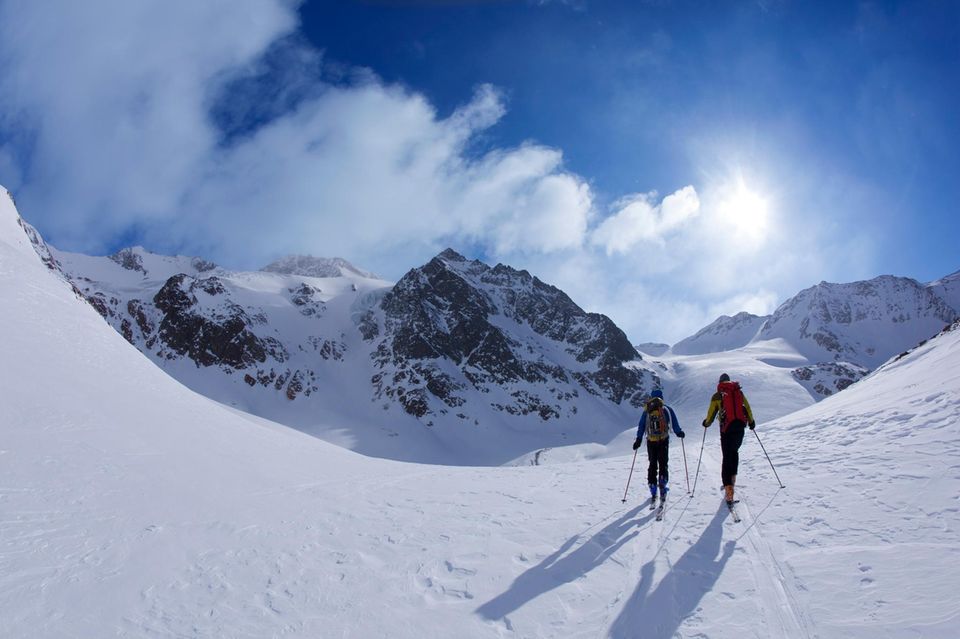 Skitour mit Bergen im Hintergrund  1.5004