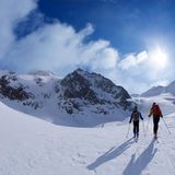 Skitour mit Bergen im Hintergrund