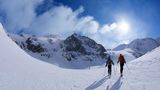 Skitour mit Bergen im Hintergrund