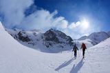 Skitour mit Bergen im Hintergrund