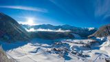Blick ins Tal mit Hütten