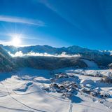 Blick ins Tal mit Hütten