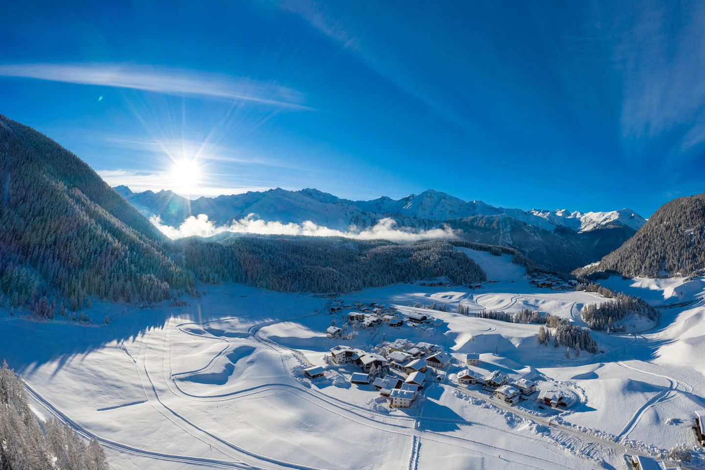 Ohne Wartezeiten: Niederthai, Ötztal, Tirol Blick ins Tal mit Hütten