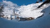 Ein Dorf im Tal im Schnee