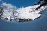 Ein Dorf im Tal im Schnee