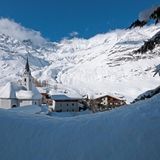 Ein Dorf im Tal im Schnee
