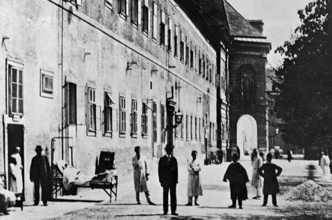 Menschen laufen vor der Psychiatrie in Wien