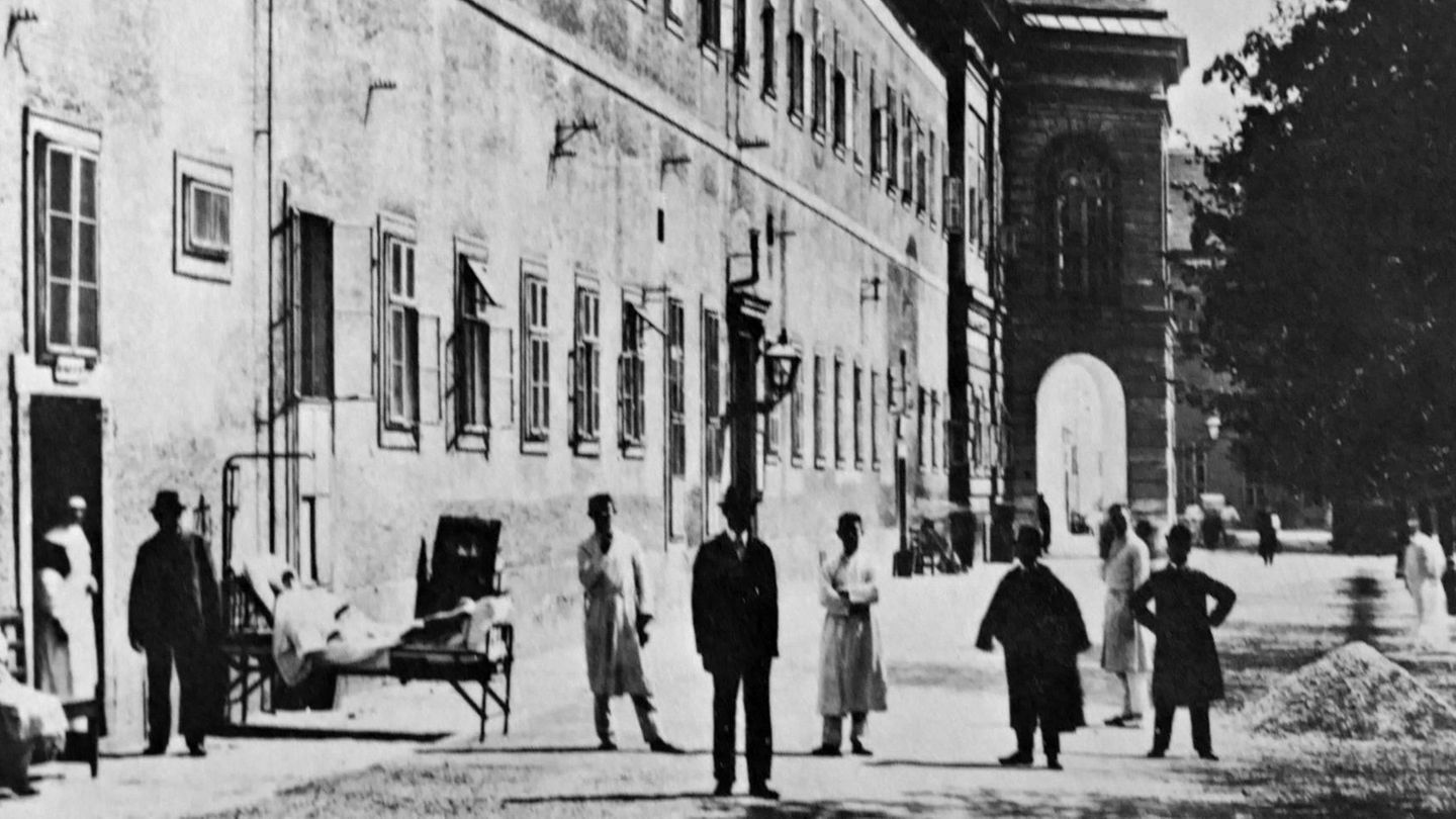 Menschen laufen vor der Psychiatrie in Wien