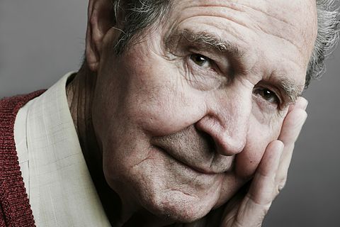 Ein älterer Herr schaut melancholisch in die Kamera