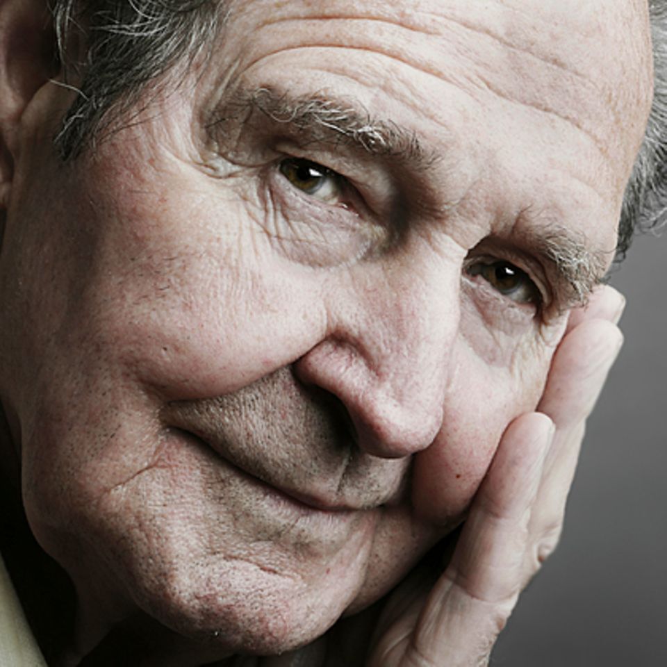 Ein älterer Herr schaut melancholisch in die Kamera