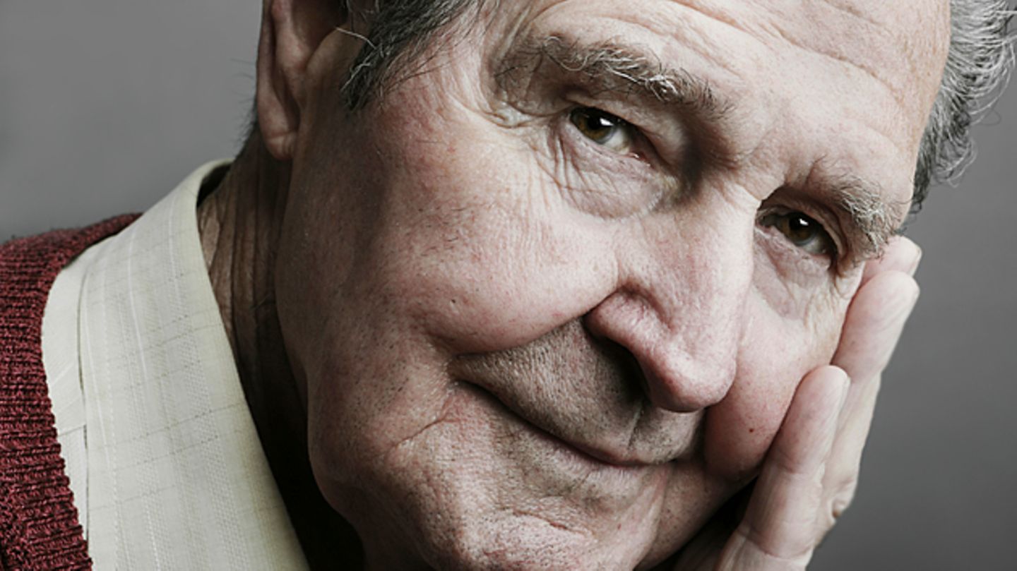 Ein älterer Herr schaut melancholisch in die Kamera
