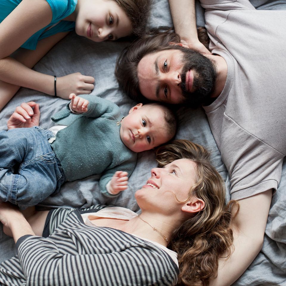 Beruf und Familie: Mütter und Väter beschäftigen sich heute weitaus mehr mit ihren Kinder als noch die eigenen Eltern. Umgekehrt nehmen sie sich weniger Zeit für sich selbst Mütter und Väter beschäftigen sich heute weitaus mehr mit ihren Kinder als noch die eigenen Eltern. Umgekehrt nehmen sie sich weniger Zeit für sich selbst