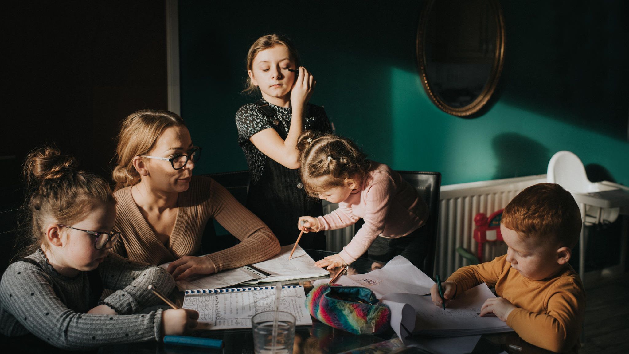 Wenn die einen Hausaufgaben machen müssen und andere spielen wollen, wächst die Anspannung bei den Eltern