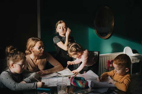 Wenn die einen Hausaufgaben machen müssen und andere spielen wollen, wächst die Anspannung bei den Eltern