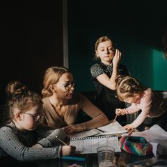 Wenn die einen Hausaufgaben machen müssen und andere spielen wollen, wächst die Anspannung bei den Eltern