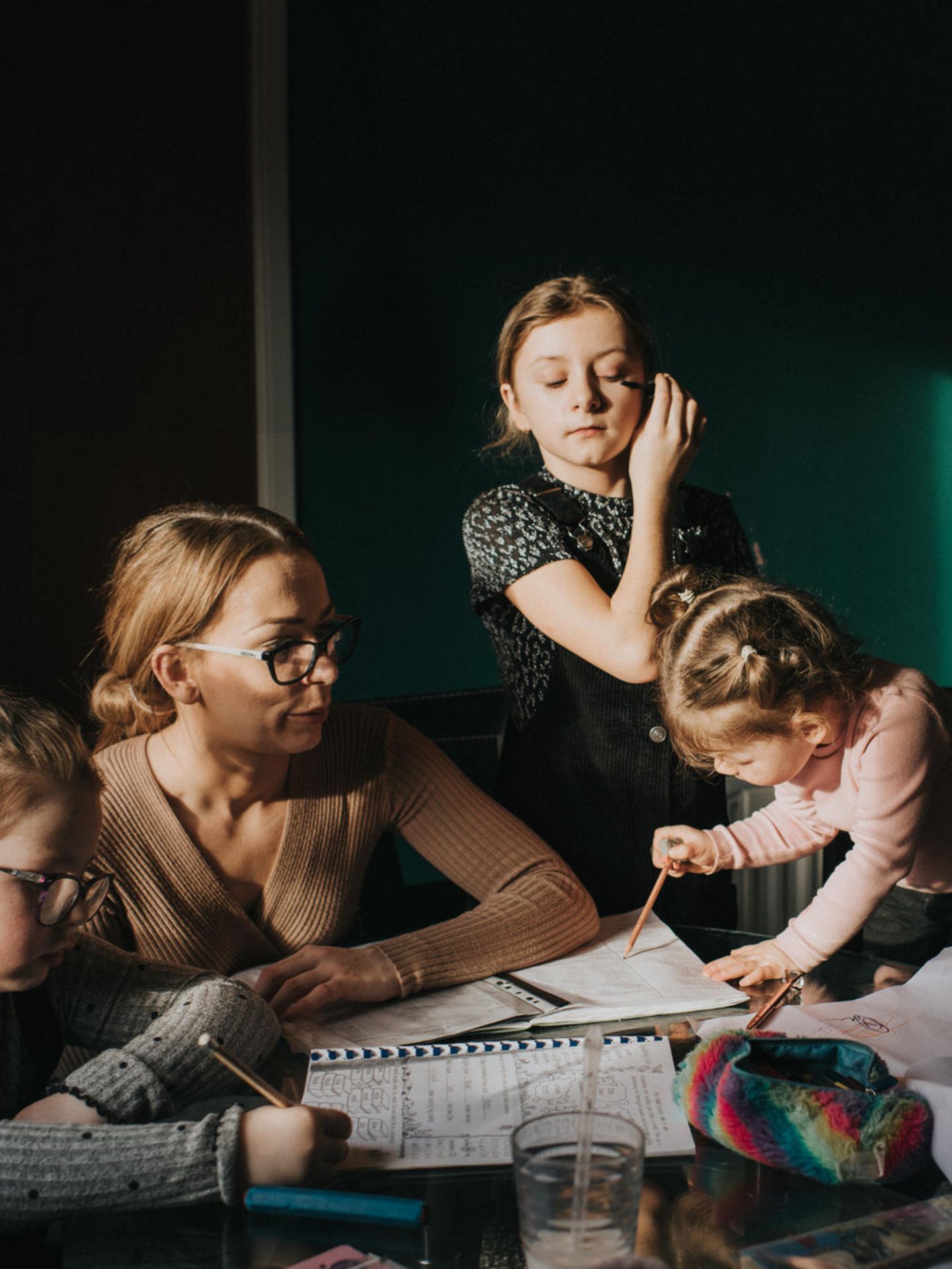 Wenn die einen Hausaufgaben machen müssen und andere spielen wollen, wächst die Anspannung bei den Eltern