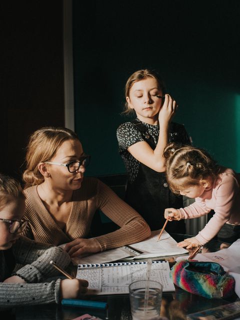 Wenn die einen Hausaufgaben machen müssen und andere spielen wollen, wächst die Anspannung bei den Eltern