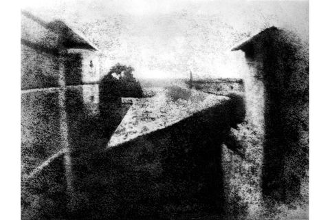 "Blick aus dem Arbeitszimmer von Le Gras": Das erste Foto der Welt von Joseph Nicéphore Niépce