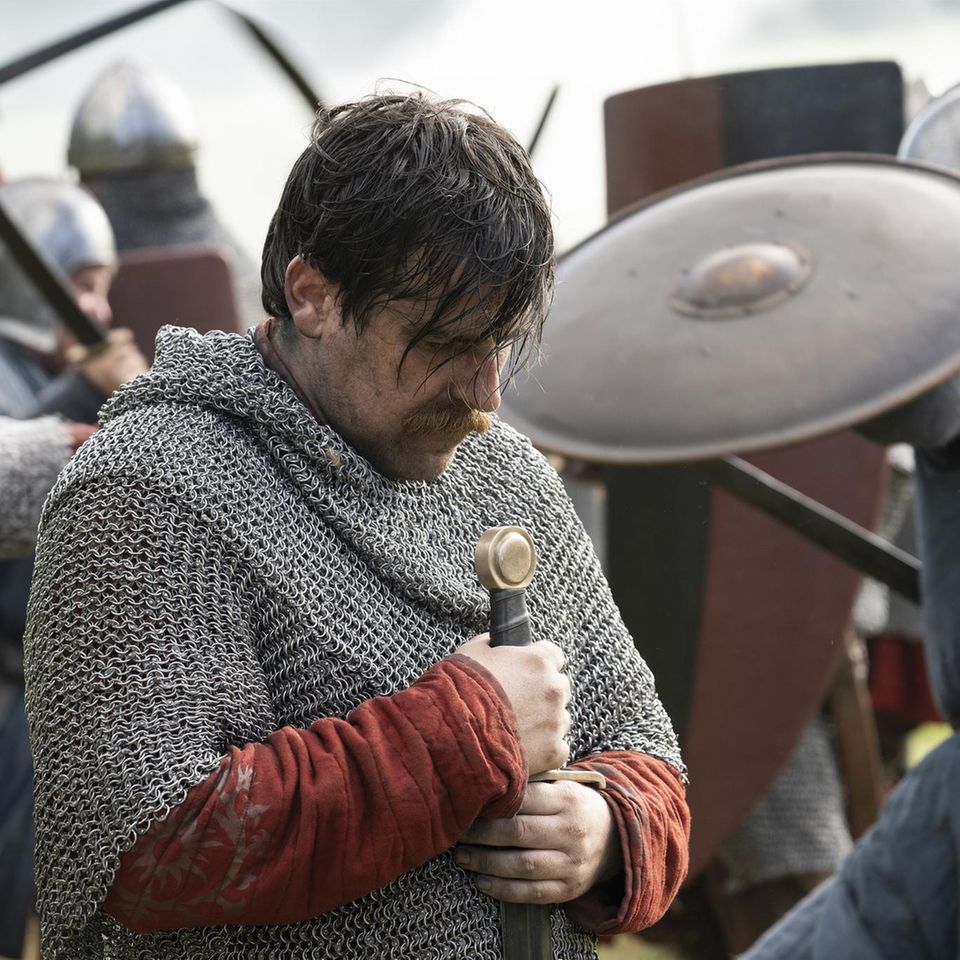 Wikinger im Kettenhemd, in beiden Händen ein Schwert haltend Wikinger im Kettenhemd, in beiden Händen ein Schwert haltend