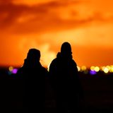 Caption/Abstract=18.12.2023, Island, Reykjavik: Menschen beobachten, wie der Nachthimmel nach dem Ausbruch eines Vulkans auf der Halbinsel Reykjanes im Südwesten Islands von der Hauptstadt Reykjavik aus gesehen erhellt wird. Auf der Reykjanes-Halbinsel in Island ist am späten Montagabend ein Vulkan ausgebrochen. Das teilte das isländische Wetteramt mit. Foto: Brynjar Gunnarsson/AP +++ dpa-Bildfunk +++  City=Reykjavik  Caption Writer/Editor=hjb  Special Instructions=Wiederholung mit ve