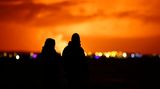 Caption/Abstract=18.12.2023, Island, Reykjavik: Menschen beobachten, wie der Nachthimmel nach dem Ausbruch eines Vulkans auf der Halbinsel Reykjanes im Südwesten Islands von der Hauptstadt Reykjavik aus gesehen erhellt wird. Auf der Reykjanes-Halbinsel in Island ist am späten Montagabend ein Vulkan ausgebrochen. Das teilte das isländische Wetteramt mit. Foto: Brynjar Gunnarsson/AP +++ dpa-Bildfunk +++  City=Reykjavik  Caption Writer/Editor=hjb  Special Instructions=Wiederholung mit ve