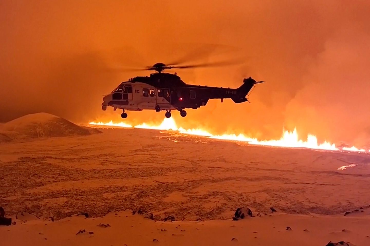 Caption/Abstract=HANDOUT - 19.12.2023, Island, Grindavik: Dieses Bild, das aus einem von der isländischen Küstenwache zur Verfügung gestellten Video stammt, zeigt ihren Hubschrauber, der in der Nähe von Magma fliegt, das auf einem Hügel in der Nähe von Grindavik auf der isländischen Halbinsel Reykjanes fließt, am späten 18.12.2023 oder frühen 19.12.2023. Nach einer wochenlangen Erdbebenserie hat es auf der Reykjanes-Halbinsel in Island am späten Montagabend einen vulkanischen Ausbruch gegeben. Foto: Uncredited/Icelandic Coast Guard/AP/dpa - ACHTUNG: Nur zur redaktionellen Verwendung und nur mit vollständiger Nennung des vorstehenden Credits +++ dpa-Bildfunk +++